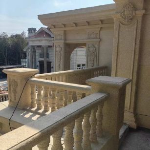 宿州 黄金麻别墅外墙干挂雕花配合阳台栏杆花瓶柱