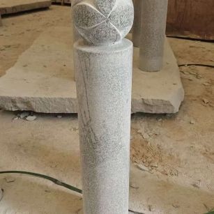 宿州 芝麻白花岗岩石材挡车石柱、停车柱、圆柱挡车柱、方柱挡车柱等