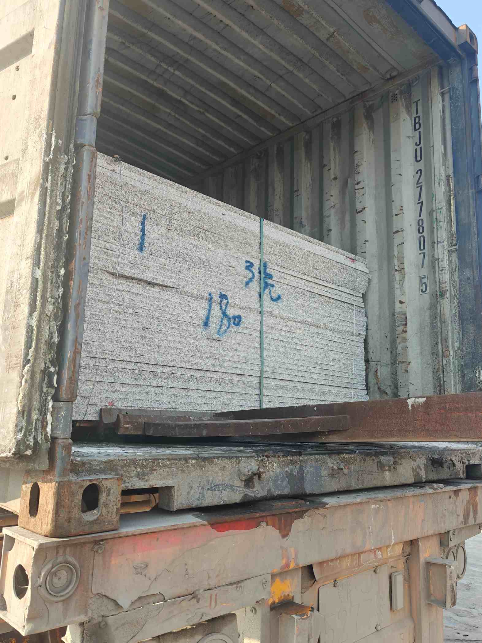 宿州 芝麻白花岗岩石材3.0公分光面毛板装柜出货