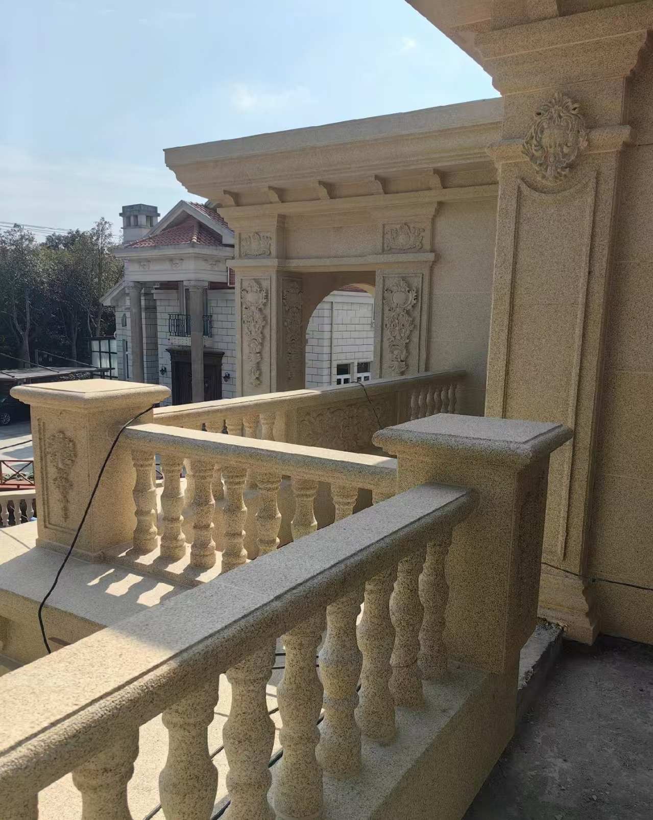 宿州 黄金麻别墅外墙干挂雕花配合阳台栏杆花瓶柱