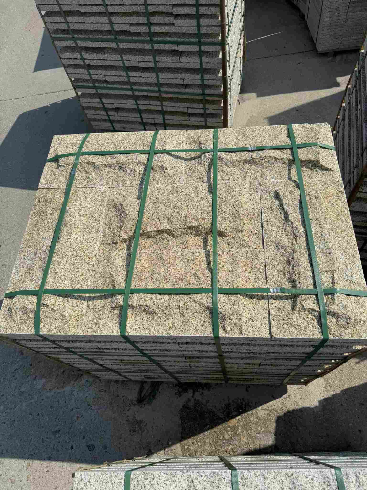 宿州 黄金麻花岗岩石材自然面蘑菇石成品