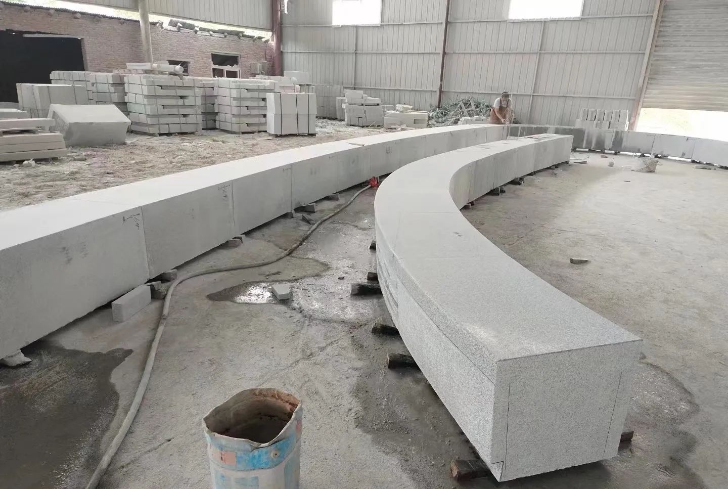 宿州芝麻白花岗岩石板材 园林光面弧形坐凳