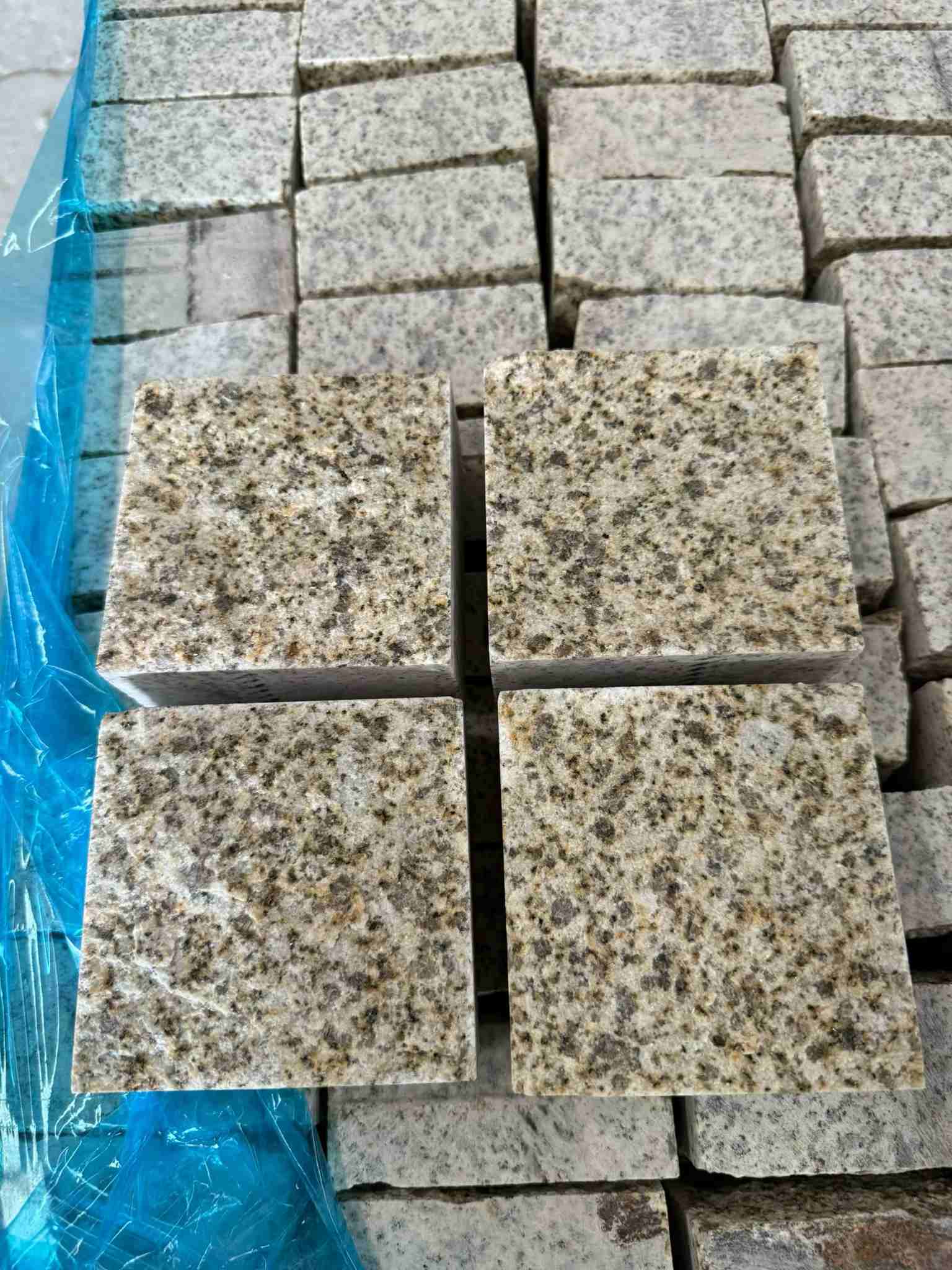 宿州 黄金麻花岗岩自然面小方块，弹石，马蹄石等