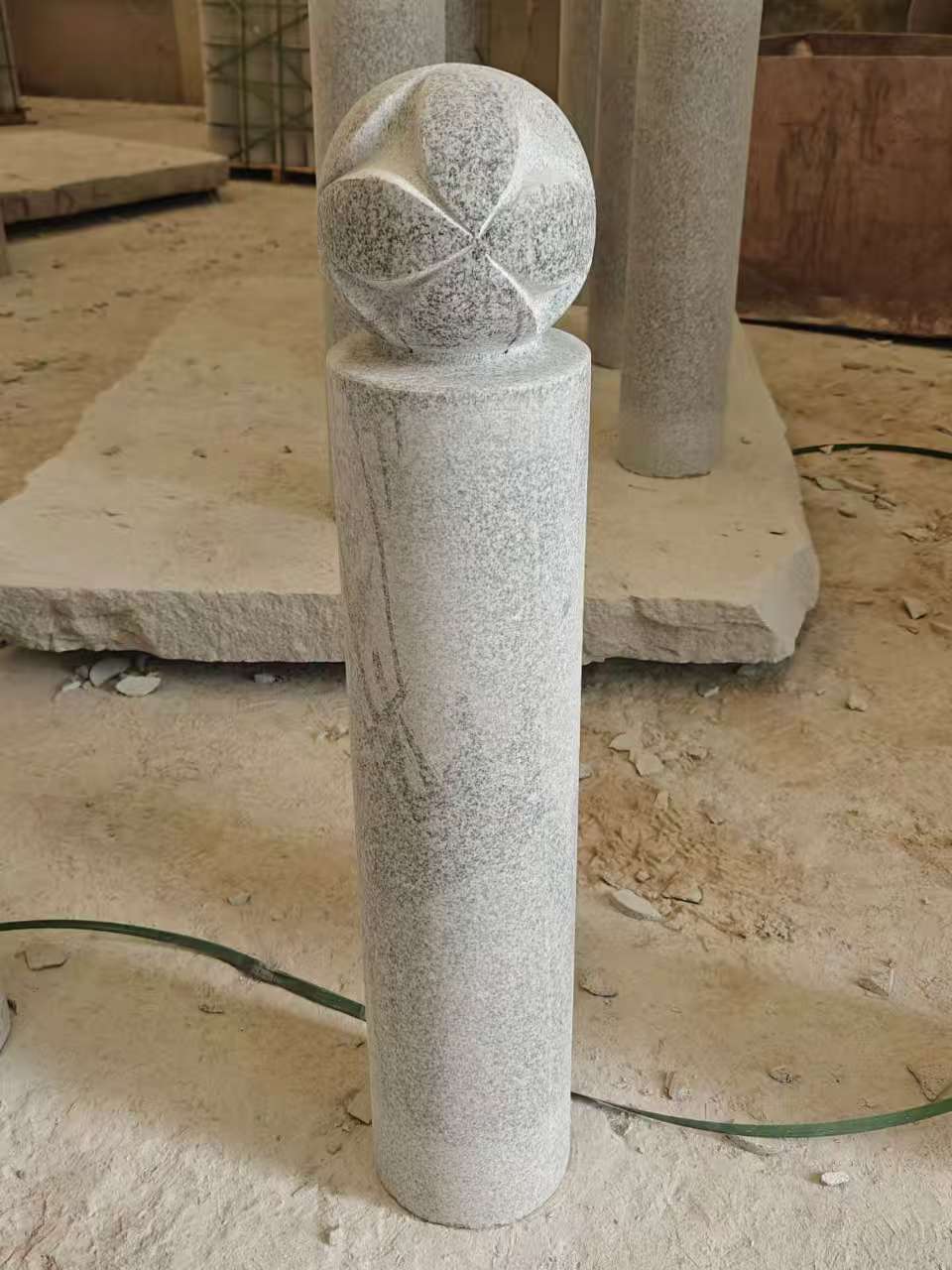 宿州 芝麻白花岗岩石材挡车石柱、停车柱、圆柱挡车柱、方柱挡车柱等