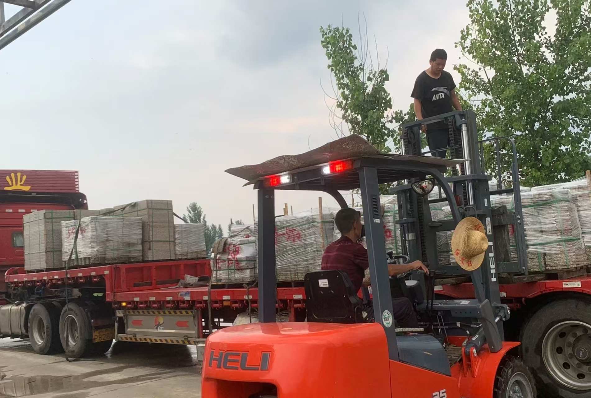 宿州 黄金麻冰裂纹，地铺石装车