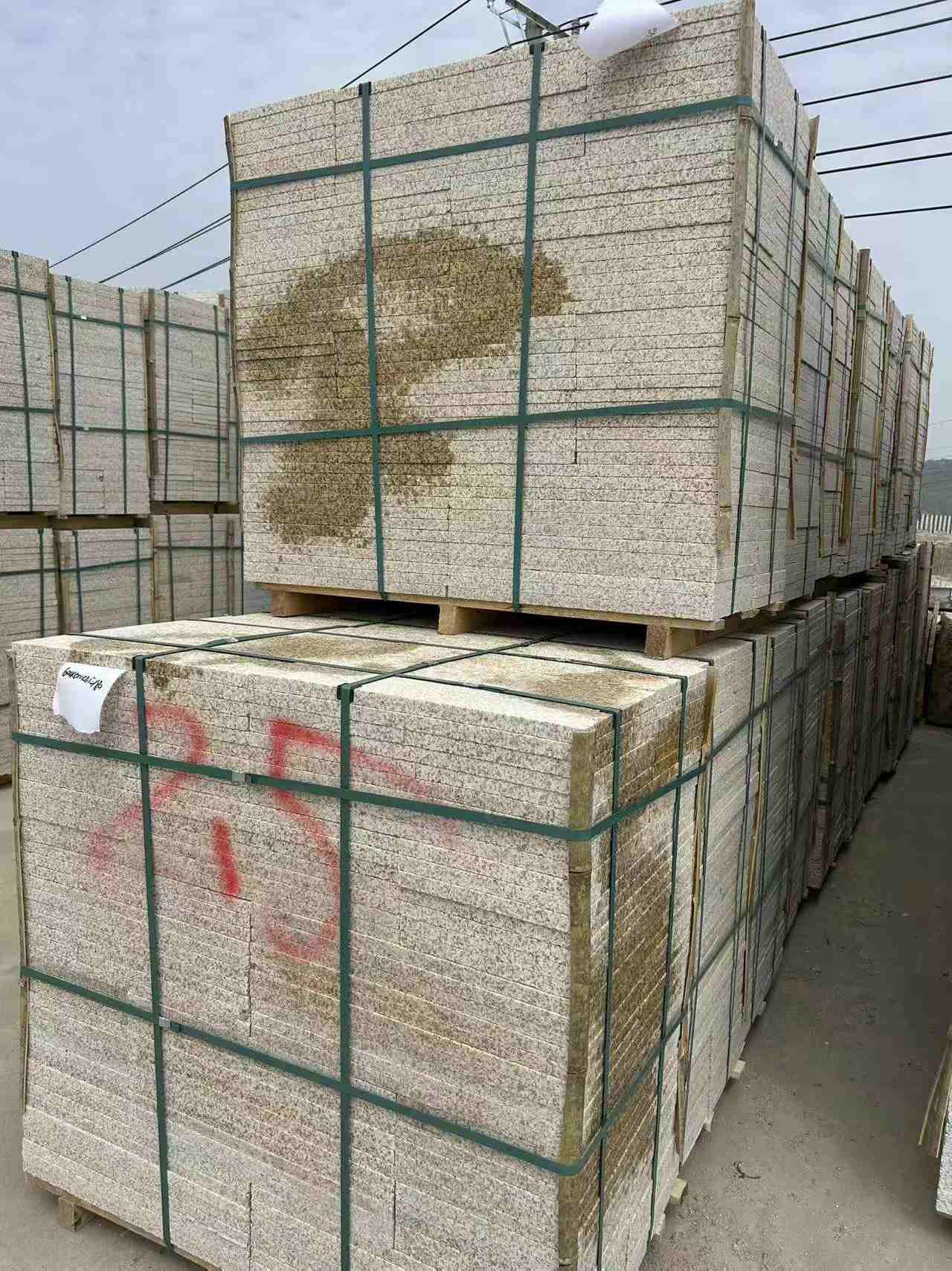 宿州 黄金麻花岗岩石材荔枝面地铺石2.5*300*600