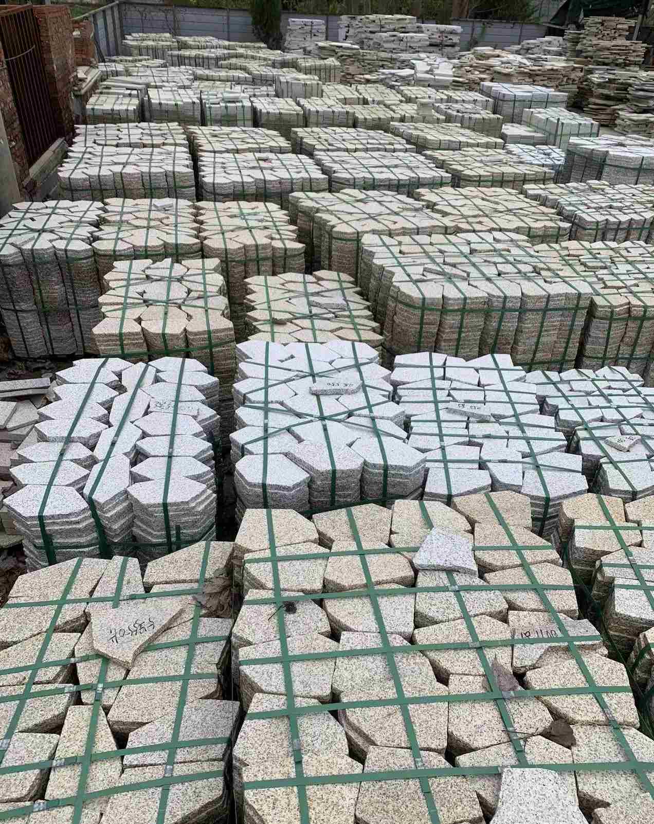 宿州 黄金麻白麻花岗岩荔枝面地铺石(冰裂纹)