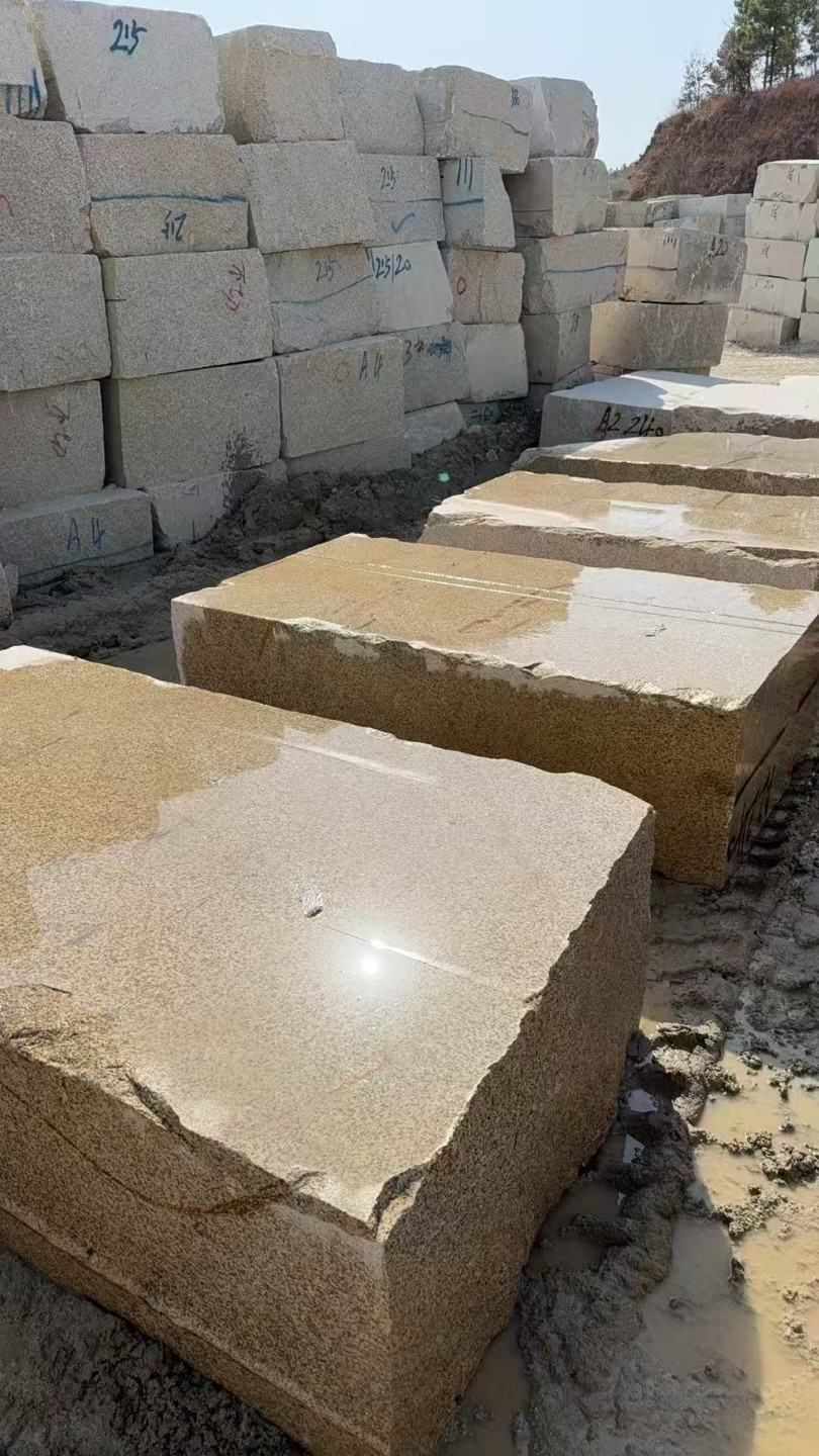 宿州 黄金麻方料堆场洗料分选中，原材料充足