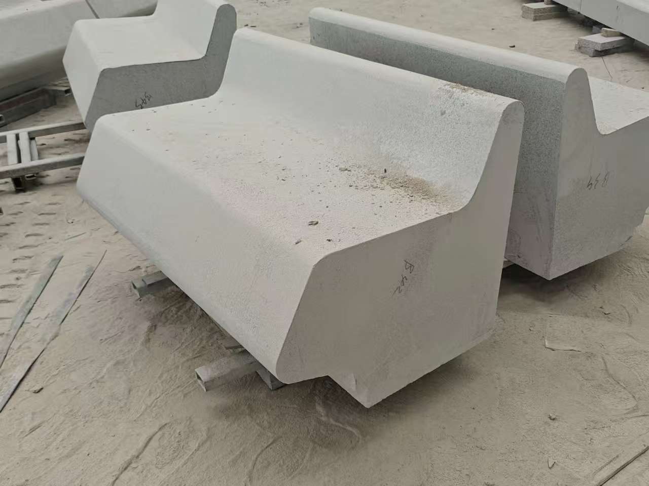 宿州 芝麻白花岗岩异形坐凳，石凳