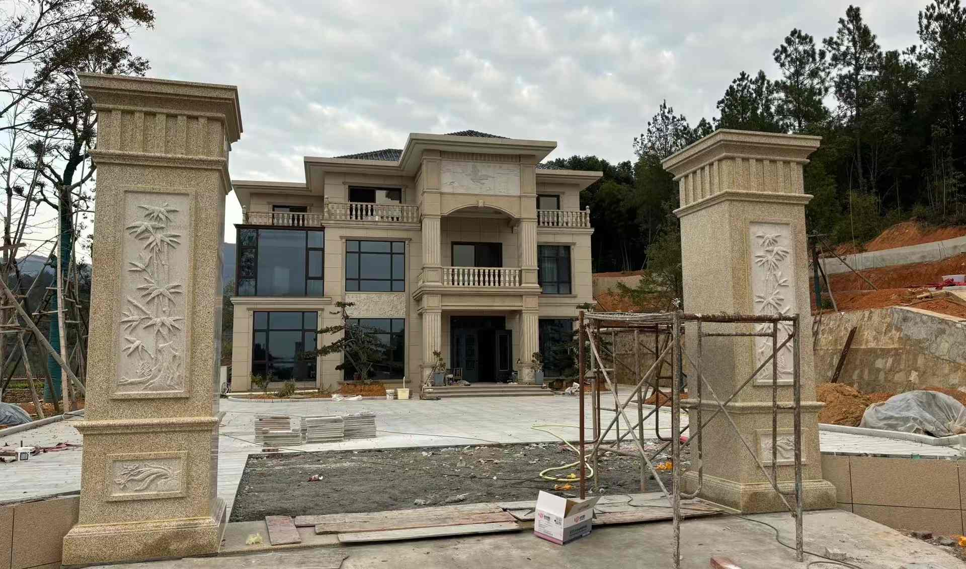 宿州 黄金麻花岗岩别墅雕花外墙干挂配上门口雕花罗马柱