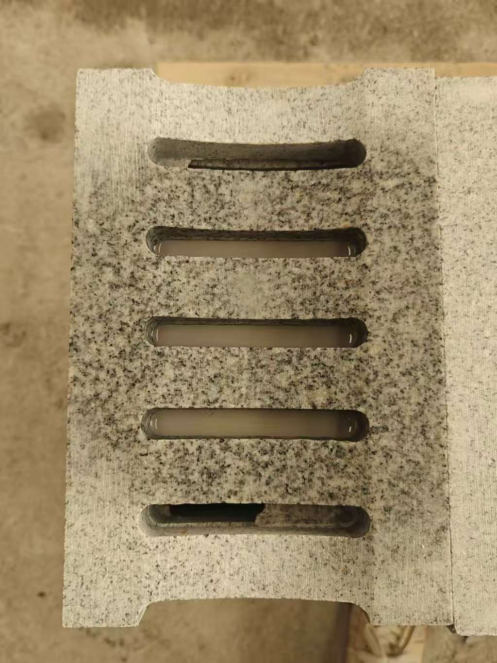 宿州 芝麻白拉丝面花岗岩U型开槽排水槽