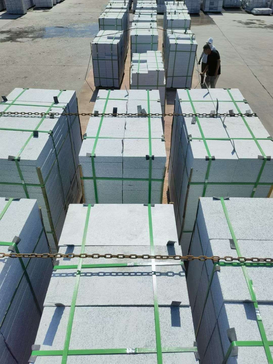 宿州 芝麻白花岗岩5公分地铺石 花岗岩厂家工厂装车日常